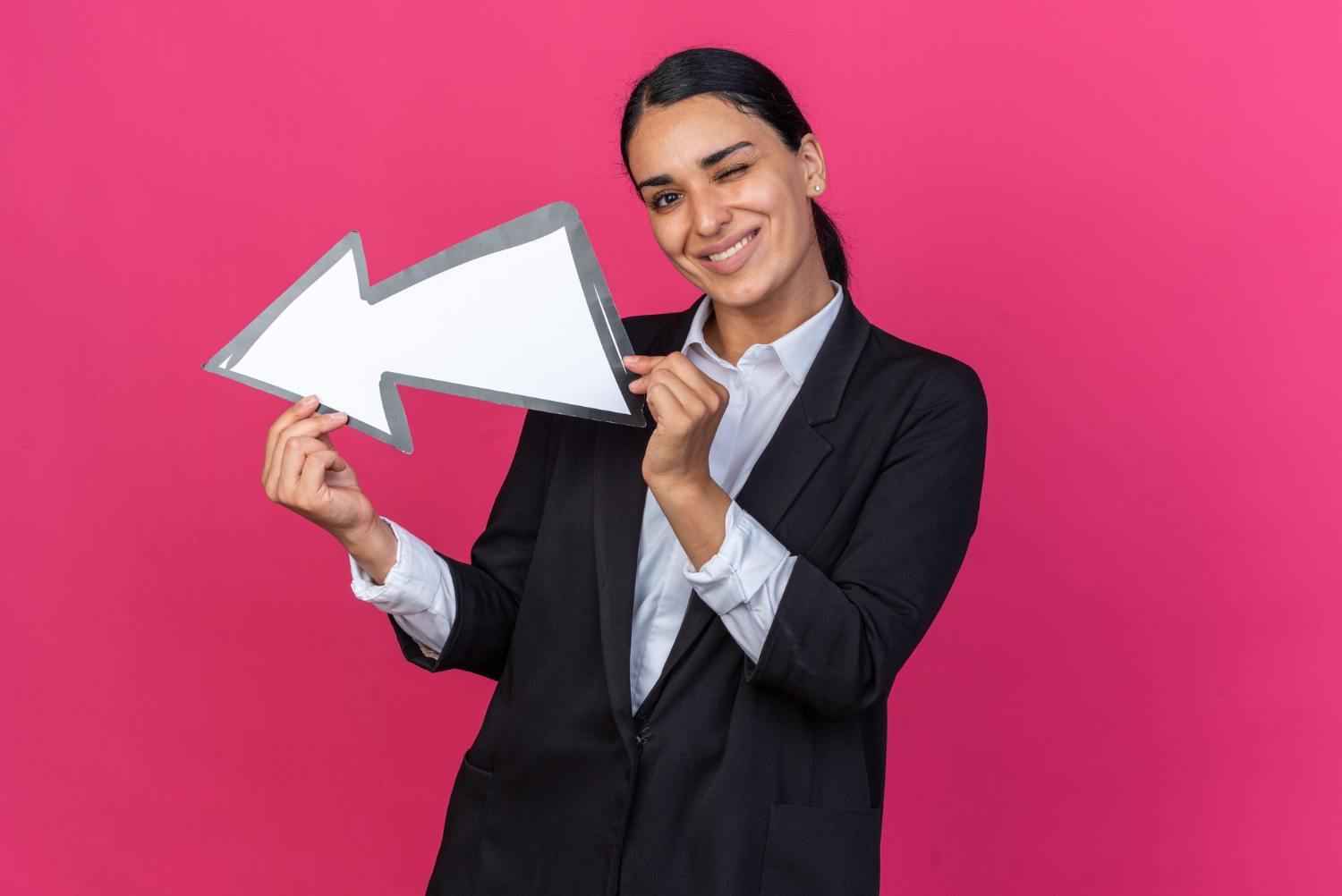 Une-femme-tient-une-fleche-reconversion-professionnelle.